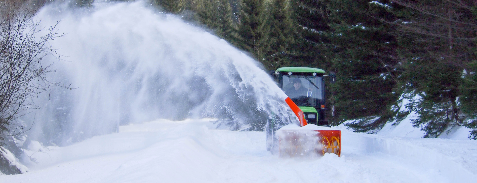 Hóeltekerítás, kommunális munkagéepk